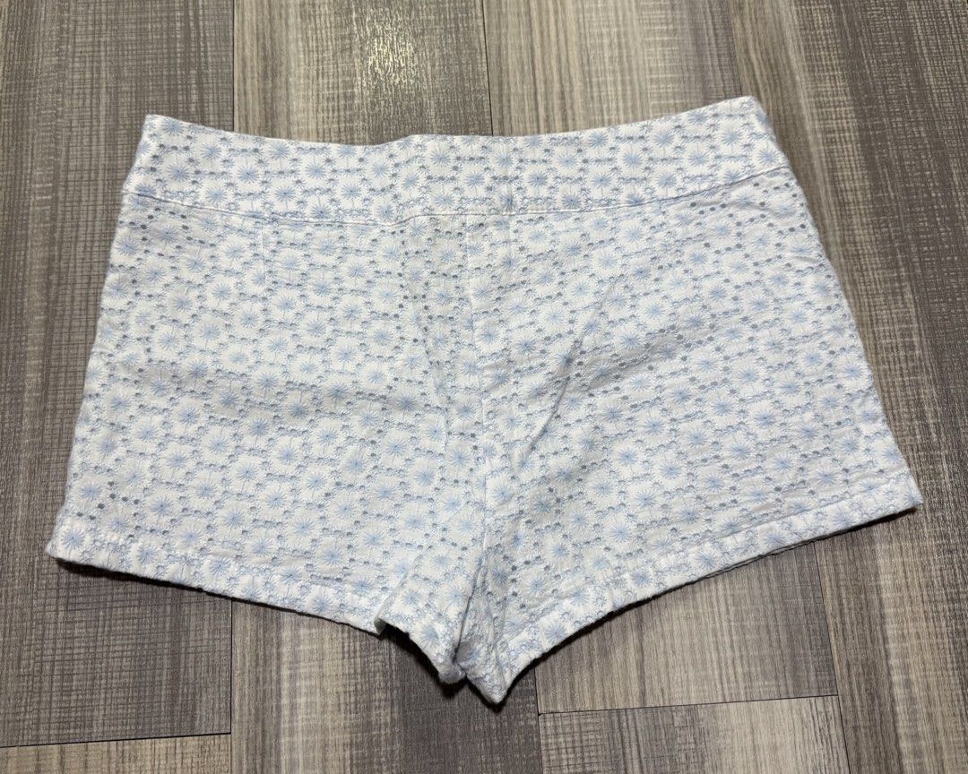 H&M Shorts (Category: Shorts) located in Orani. Submitted by iveecrz (Listing ID 1463904576, Image 2). Description: Mid waist 30inch.
