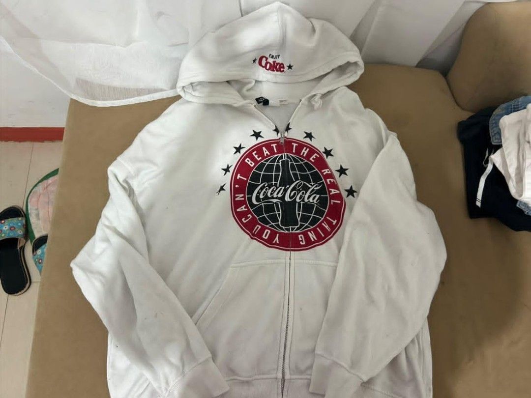 h&m white hoodie jacket (Category: Coats, Jackets and Outerwear) located in Manila. Submitted by zesshian (Listing ID 1463747012, Image 1). Description: -white coke jacket -h&m -hoodie.