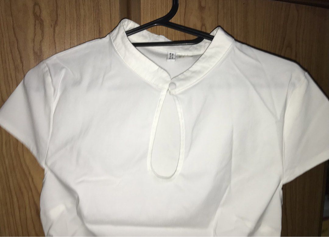 H&M White Chinese Collar Keyhole Top (Category: Blouses) located in Marikina City. Submitted by mmoncheri (Listing ID 1463830120, Image 2). Description: - only worn/tried on once - Mandarin / chinese collar with button closure at the neck - Features a keyhole cutout detail in the front - Short sleeves.