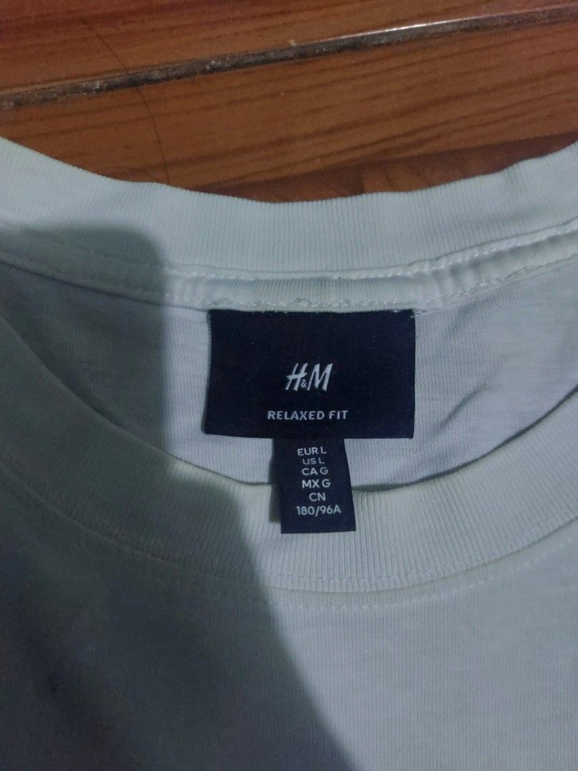 H&M WHITE TEE (Category: Activewear) located in Paranaque City. Submitted by iannnangelo (Listing ID 1463841629, Image 2). Description: Ganda pa ng quality mga boss/madam. Pang daily tshirt - Plus sf.