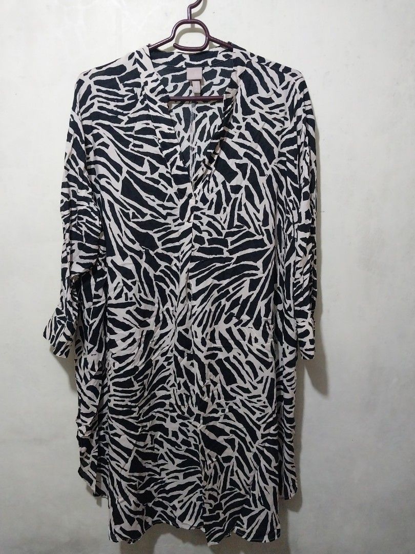 H&M Zebra Print v neck cut Dress (Category: Dresses) located in Manila. Submitted by PrinceDani.Clothing (Listing ID 1463813628, Image 2). Description: h&m zebra print v neck cut dress xl fit 38in width 44in length excellent condition .