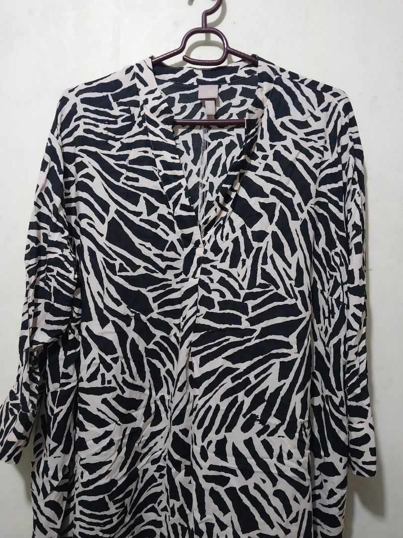 H&M Zebra Print v neck cut Dress (Category: Dresses) located in Manila. Submitted by PrinceDani.Clothing (Listing ID 1463813628, Image 3). Description: h&m zebra print v neck cut dress xl fit 38in width 44in length excellent condition .