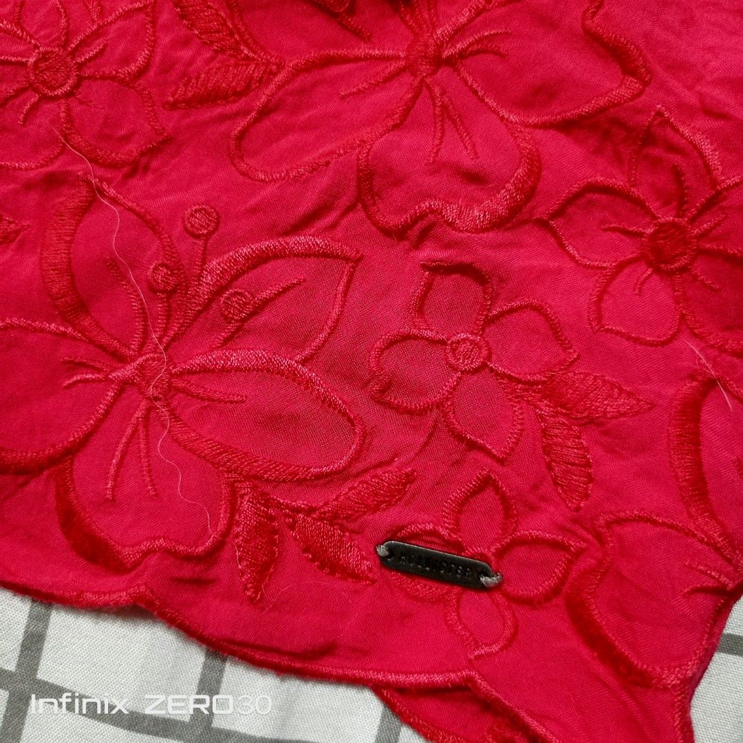 HOLLISTER BLOUSE MED(20*23) (Category: Blouses) located in Quezon City. Submitted by ahyazheabea (Listing ID 1463834227, Image 2). Description: .