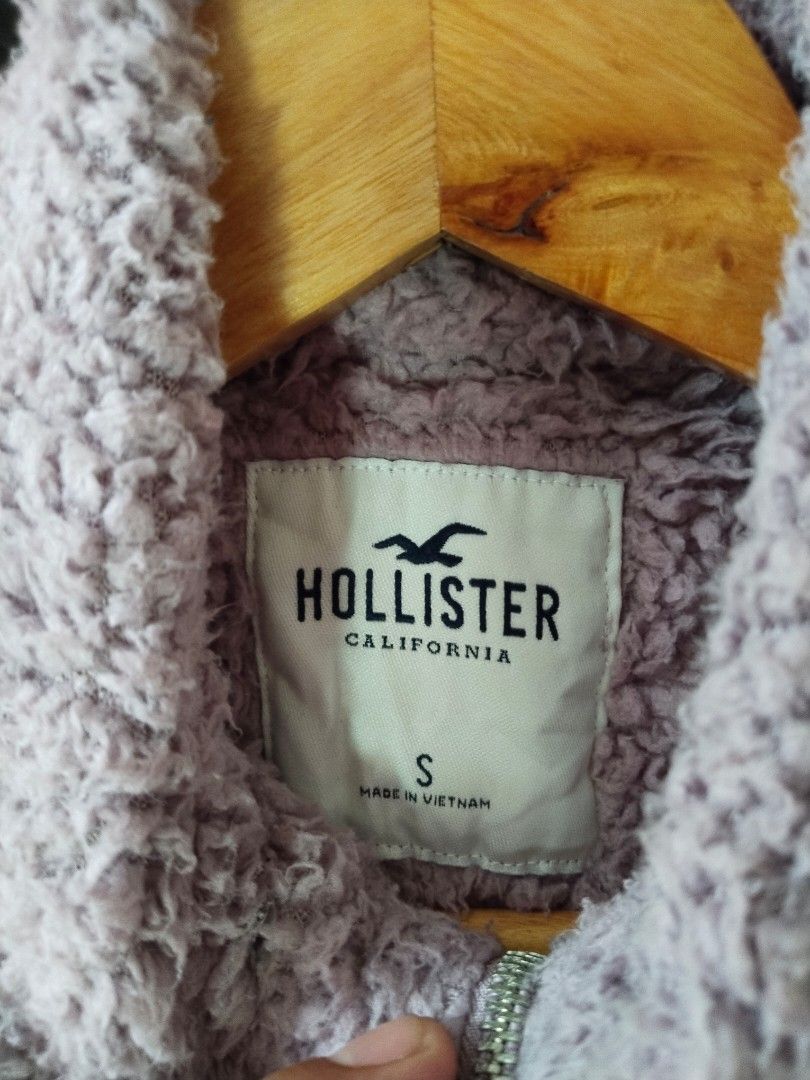 Hollister Cropped Fleece Pullover (Category: Coats, Jackets and Outerwear) located in Mabalacat. Submitted by al_amin_thrift (Listing ID 1463824526, Image 2). Description: 🧸 Hollister Cropped Fuzzy Fleece Pullover — Size S ✅ Brand: Authentic Hollister California ✅ Size: S — Cropped, relaxed fit ✅ Color: Soft Dusty Mauve / Lilac ✅ Material: Ultra-soft fluffy sherpa/fuzzy fleece — thick, warm, and plush ✅ Features: - ¼-zip front with stylish metal