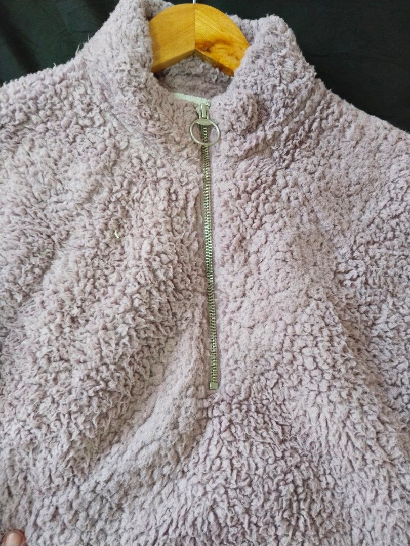 Hollister Cropped Fleece Pullover (Category: Coats, Jackets and Outerwear) located in Mabalacat. Submitted by al_amin_thrift (Listing ID 1463824526, Image 3). Description: 🧸 Hollister Cropped Fuzzy Fleece Pullover — Size S ✅ Brand: Authentic Hollister California ✅ Size: S — Cropped, relaxed fit ✅ Color: Soft Dusty Mauve / Lilac ✅ Material: Ultra-soft fluffy sherpa/fuzzy fleece — thick, warm, and plush ✅ Features: - ¼-zip front with stylish metal