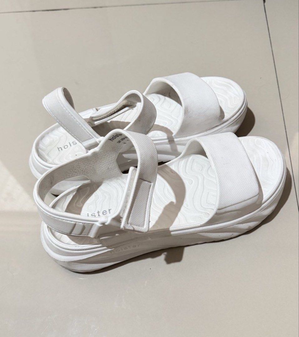Holster White Platform Sandals Size 38 (Category: Sandals) located in Valenzuela. Submitted by littlelottishop (Listing ID 1463811744, Image 2). Description: - White platform sandals from Holster - Size 38 - Adjustable velcro straps for a secure fit - Unique wavy pattern on the soles - Made in China - Ideal for casual wear RFS: decluttering, see original photo for the original condition. Medyo folded lang ung right side sa strap Mode of payment: 