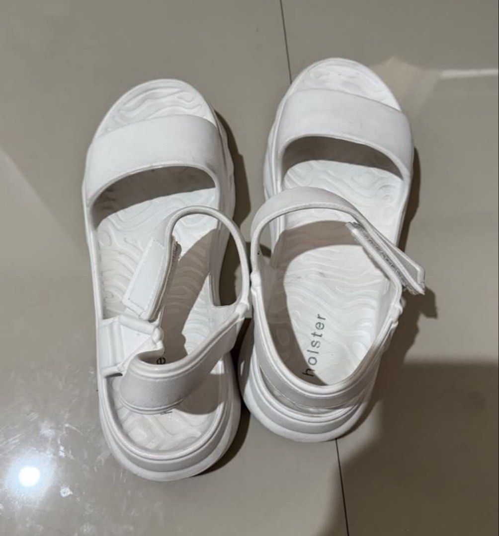 Holster White Platform Sandals Size 38 (Category: Sandals) located in Valenzuela. Submitted by littlelottishop (Listing ID 1463811744, Image 3). Description: - White platform sandals from Holster - Size 38 - Adjustable velcro straps for a secure fit - Unique wavy pattern on the soles - Made in China - Ideal for casual wear RFS: decluttering, see original photo for the original condition. Medyo folded lang ung right side sa strap Mode of payment: 