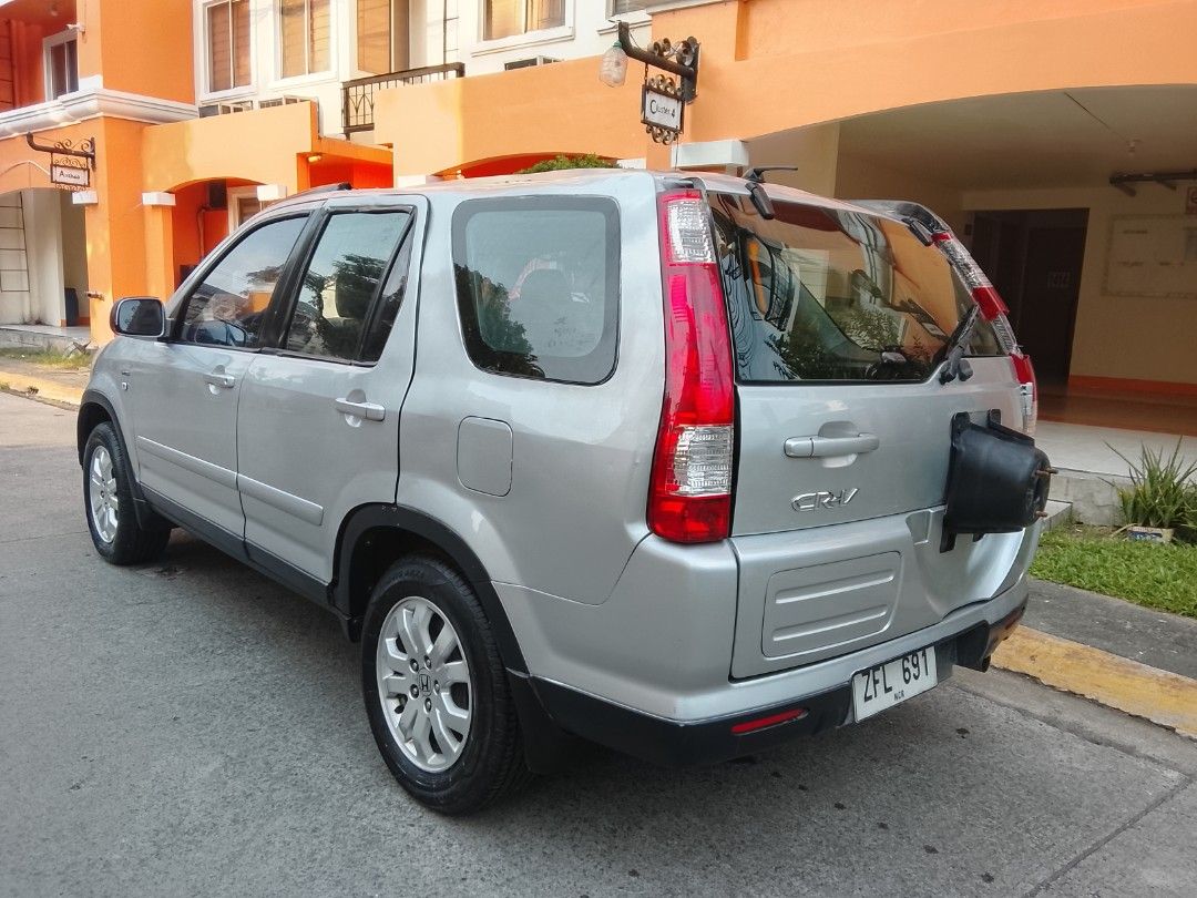 Honda CR-V 2.0 i-VTEC Manual (Category: Used Cars) located in Manila. Submitted by jayy0204582592 (Listing ID 1427650545, Image 2). Description: 2006 CR-V Honda manual silver registered 2026 cold aircon stereo good condition 180k neg. near Mindanao ave Brgy Sauyo QC.