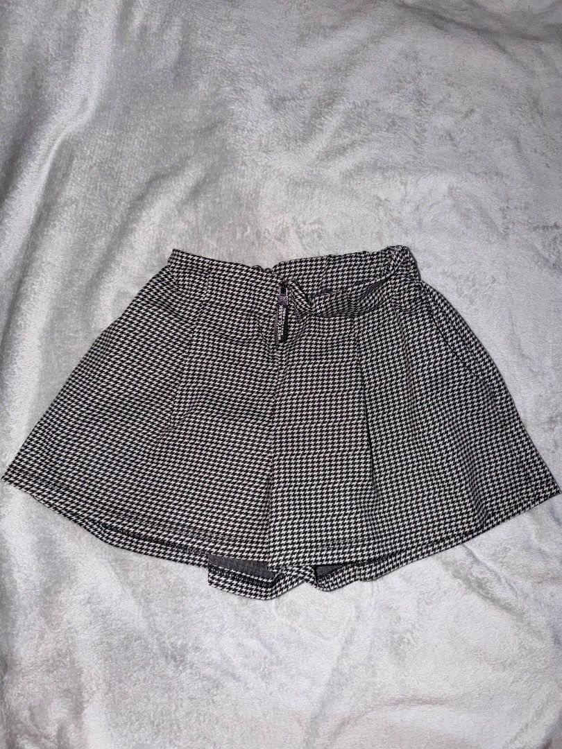 Houndstooth Pattern Shorts with Elastic Waistband (Category: Shorts) located in Tarlac. Submitted by ainsleyjudd (Listing ID 1463848669, Image 1). Description: - Houndstooth pattern skort - XL on tag but real size is 22-25 waistline - Garterized waistband .
