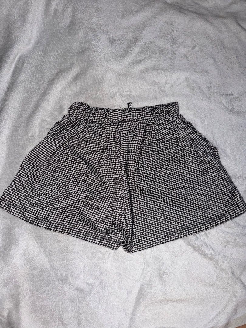Houndstooth Pattern Shorts with Elastic Waistband (Category: Shorts) located in Tarlac. Submitted by ainsleyjudd (Listing ID 1463848669, Image 2). Description: - Houndstooth pattern skort - XL on tag but real size is 22-25 waistline - Garterized waistband .