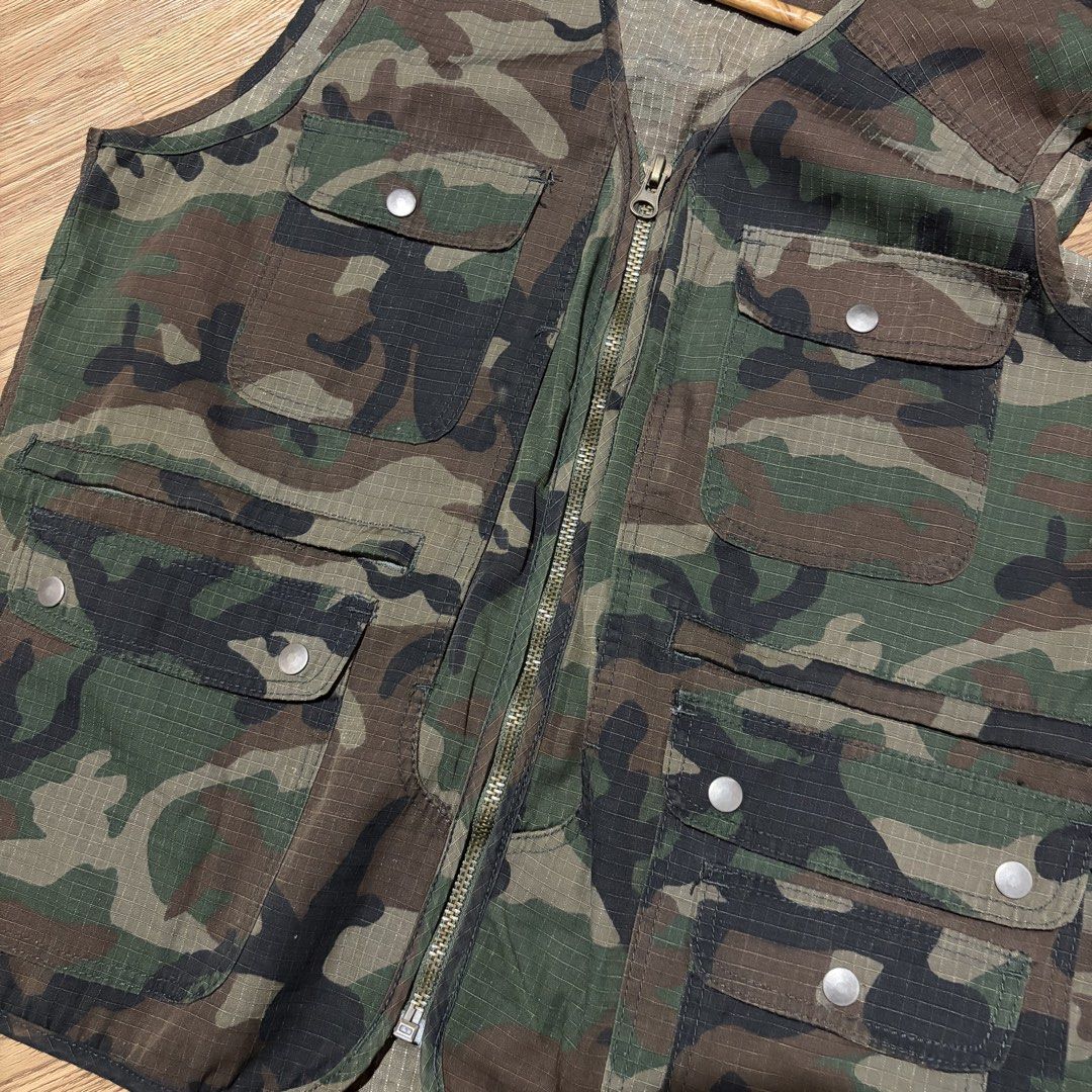 Hunter Camou Vest (Category: Tshirts & Polo Shirts ) located in Bulacan. Submitted by frugal.search (Listing ID 1463796089, Image 2). Description: Hunter Camou Vest Size Large to XL Excellent condition No issue 500 pesos + shipping fee Loc: Malolos, Bulacan MOP: Gcash MOD: Jnt & Lalamove.