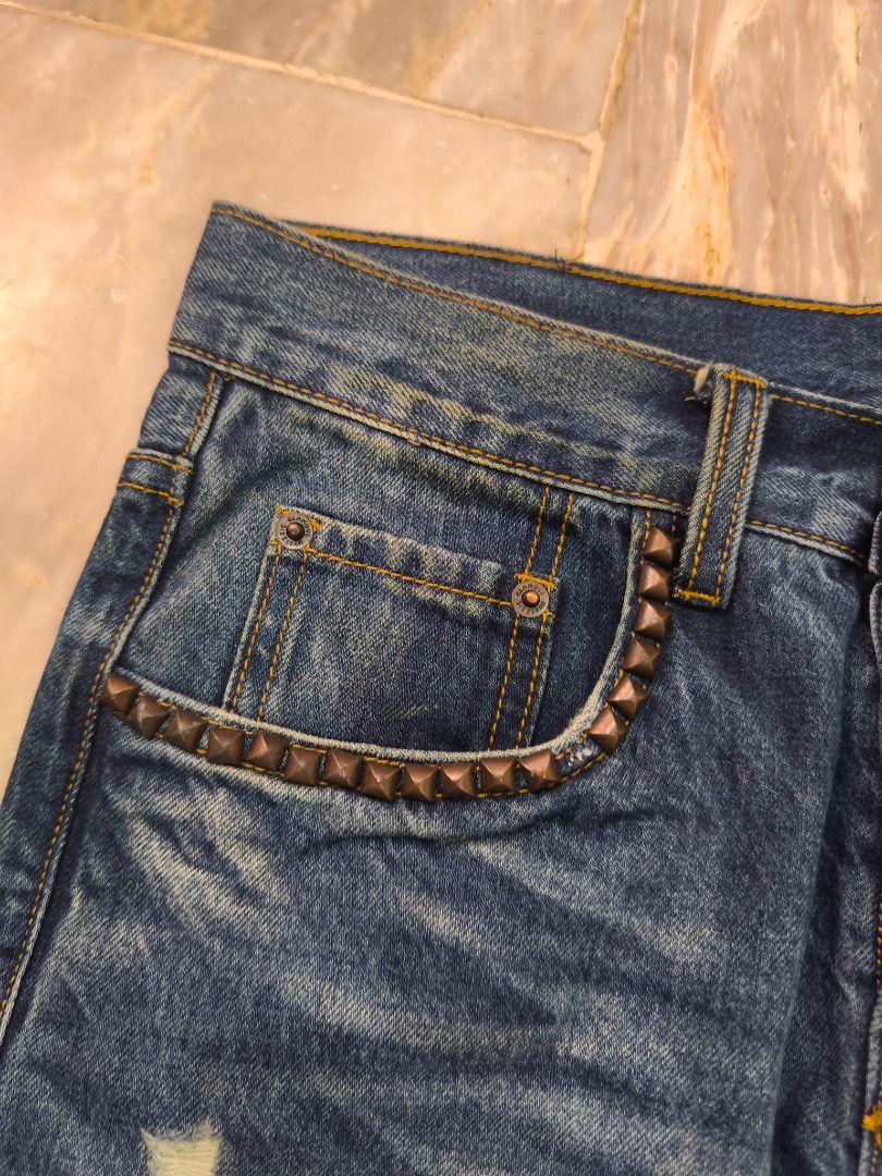 Hysteric Glamour (Category: Jeans) located in Lucena. Submitted by 0174.archive (Listing ID 1463779729, Image 3). Description: very good used condition flaws - missing 1 stud (check photos for reference) Actual Measurements (inches) Waist: 15 / 30 around Inseam: 31 Out seam: 40.5 Front Rise:10.5 Thigh: 9.5 Leg opening:7 Knee: 8.3 Message before buying if you have question Items are new / pre-loved / second hand used Manage your expectations Buy w