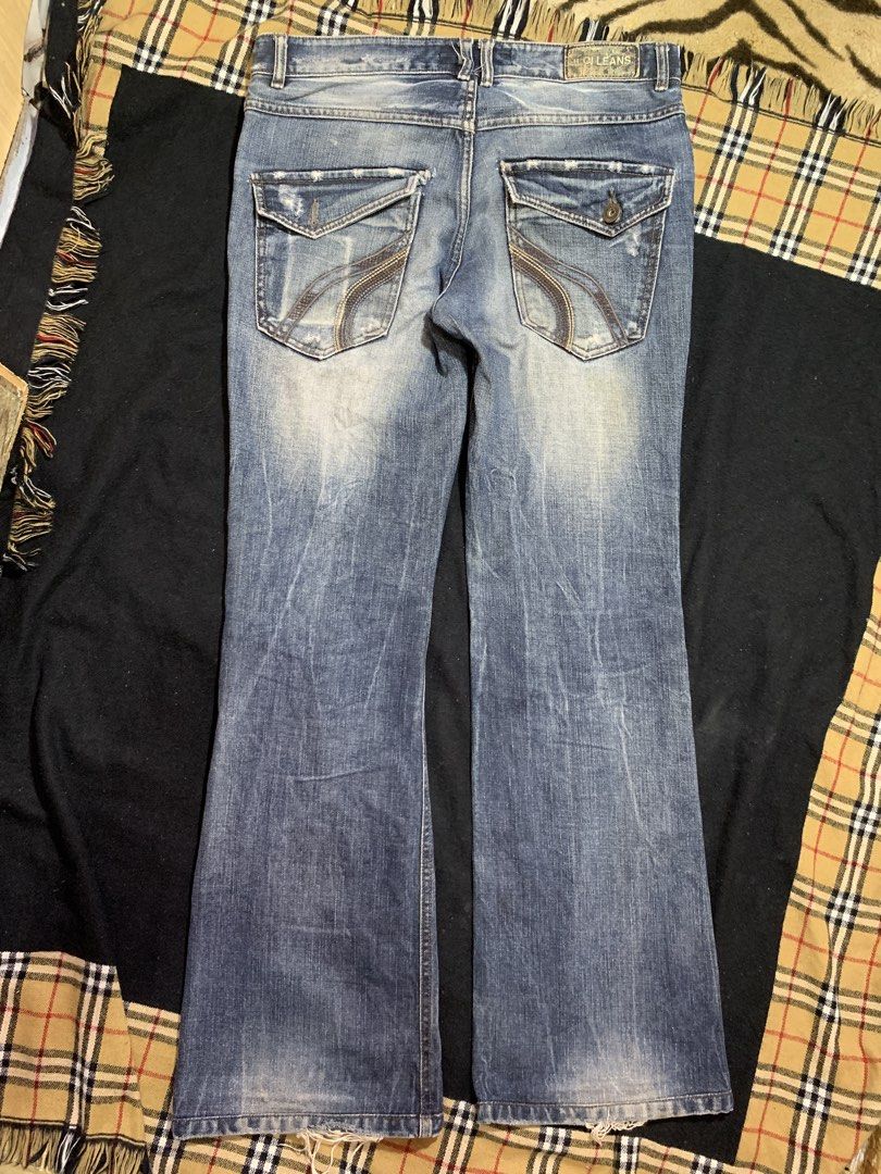 ILOI JEANS Distresse Bootcut Denim Jeans (Category: Jeans) located in Cagayan de Oro. Submitted by chabermz (Listing ID 1463880270, Image 2). Description: - Brand: TOOT JEANS - Style: Distressed Flare Jeans - Color: Blue Wash - Features: Rips, Fading, Classic Five-Pocket Style - Closure: Button and Zip - Fit: Slight flare at the bottom - Occasion: Casual Look Dimes W- 33 Length- 43 Thigh- 12.5 Leg opening- 10.