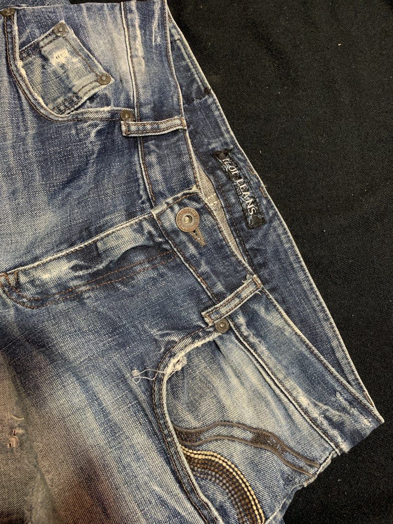 ILOI JEANS Distresse Bootcut Denim Jeans (Category: Jeans) located in Cagayan de Oro. Submitted by chabermz (Listing ID 1463880270, Image 3). Description: - Brand: TOOT JEANS - Style: Distressed Flare Jeans - Color: Blue Wash - Features: Rips, Fading, Classic Five-Pocket Style - Closure: Button and Zip - Fit: Slight flare at the bottom - Occasion: Casual Look Dimes W- 33 Length- 43 Thigh- 12.5 Leg opening- 10.