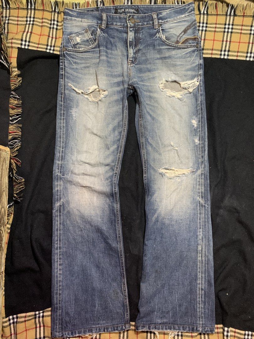 ILOI JEANS Distresse Bootcut Denim Jeans (Category: Jeans) located in Cagayan de Oro. Submitted by chabermz (Listing ID 1463880270, Image 1). Description: - Brand: TOOT JEANS - Style: Distressed Flare Jeans - Color: Blue Wash - Features: Rips, Fading, Classic Five-Pocket Style - Closure: Button and Zip - Fit: Slight flare at the bottom - Occasion: Casual Look Dimes W- 33 Length- 43 Thigh- 12.5 Leg opening- 10.