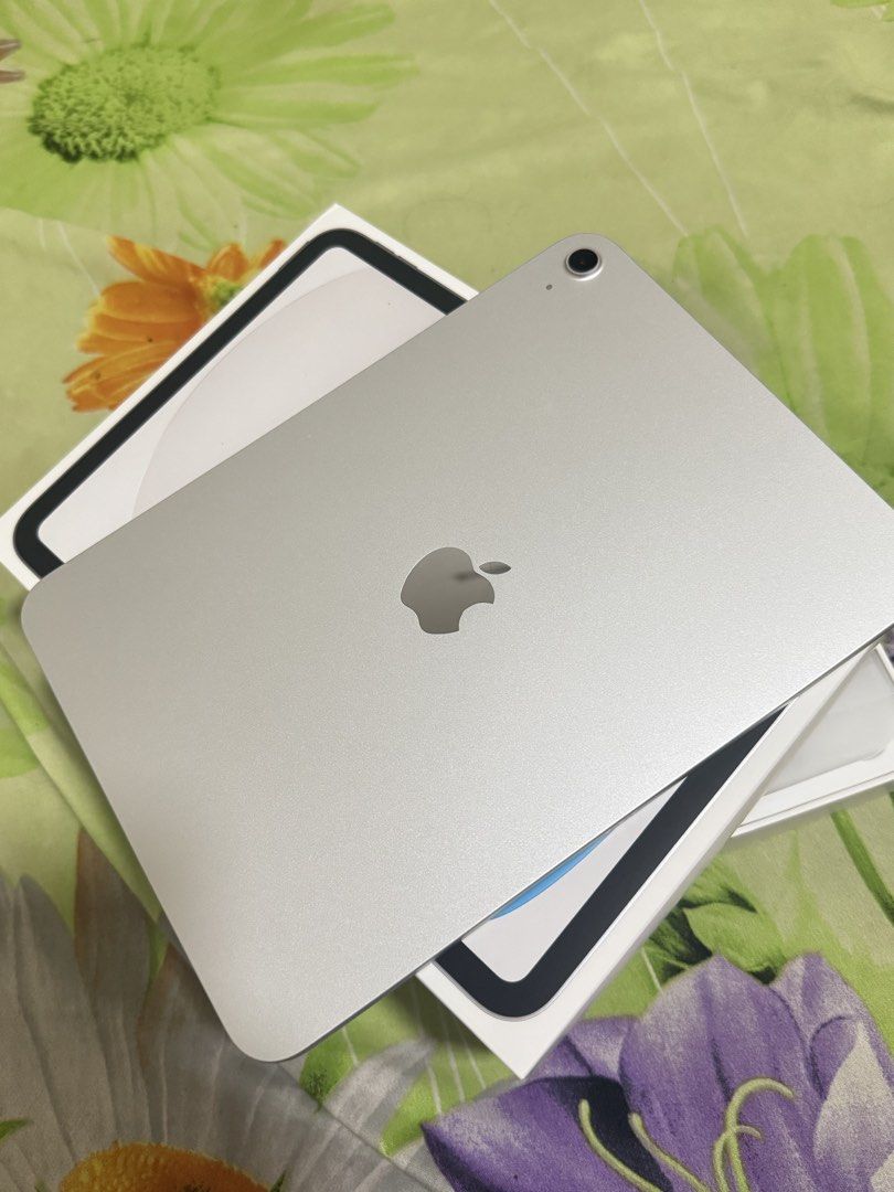 Ipad 11th gen (A16) 128 gb Silver (Category: iPad) located in Manila. Submitted by granddolphin-edf6 (Listing ID 1463782916, Image 1). Description: 📱 iPad A16 (11th Gen) — 128GB | Silver ✨ Like New / Barely Used * First used: September 2026 * 100% Battery Health * Under warranty until September 2027 * No dents / no scratches * No issues, fully working * Very minimal usage 📦 Inclusions: * iPad unit * Original box * Original charger 📌 Reason for