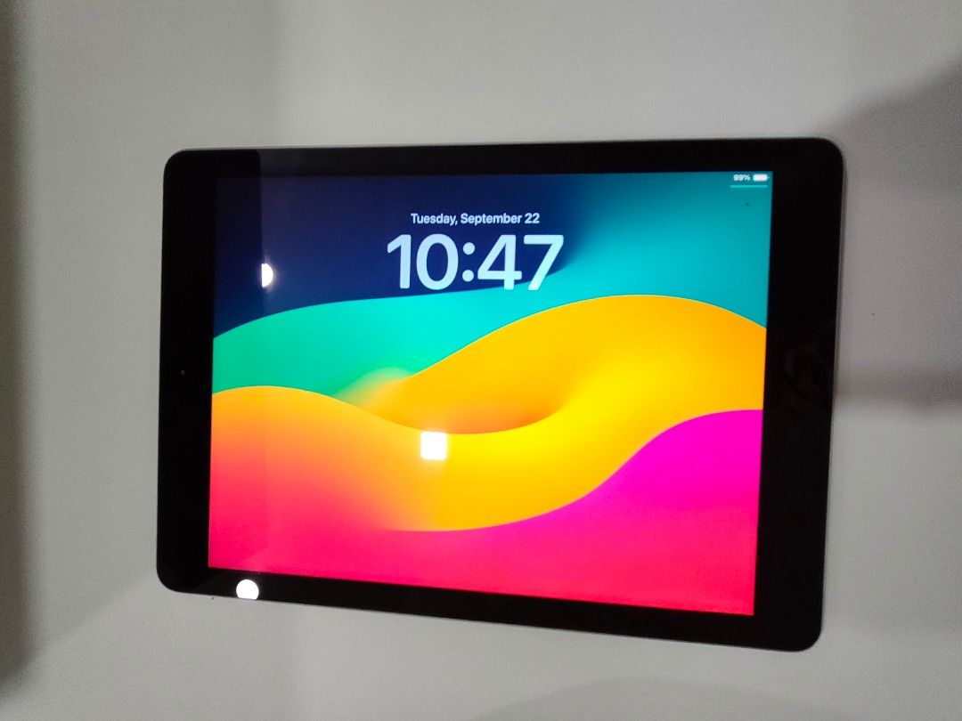 iPad 6 (Category: iPad) located in Petaling Jaya. Submitted by ikafauziah16492 (Listing ID 1463614075, Image 1). Description: iPad 6th generation ✅well-maintain and fully functional ✅ touchscreen,camera,speaker, Wi-Fi and baterry area well working well ✅minor scratches from normal use ✅clean overall condition Perfect for : •online classes and studying •YouTube and Netflix •Basic work and web browsing ✅cable include ❌No original box •Price RM 348 