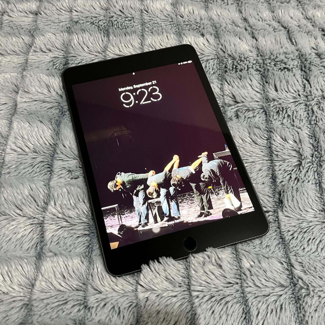Ipad Mini 5 256 GB (Category: iPad) located in Angeles City. Submitted by mazikeenn (Listing ID 1463049192, Image 2). Description: Please read! ✨️ ⭐️ Used iPad Mini 5 (bought from South Korea) 256 GB Silver Wifi only With free Death Note case No screen and no button problems ⭐️ Only issue: Loose charging port (can still charge it somehow after many tries) might need to get it cleaned or seek professional help ⭐️ Reason for selling: Not using it a