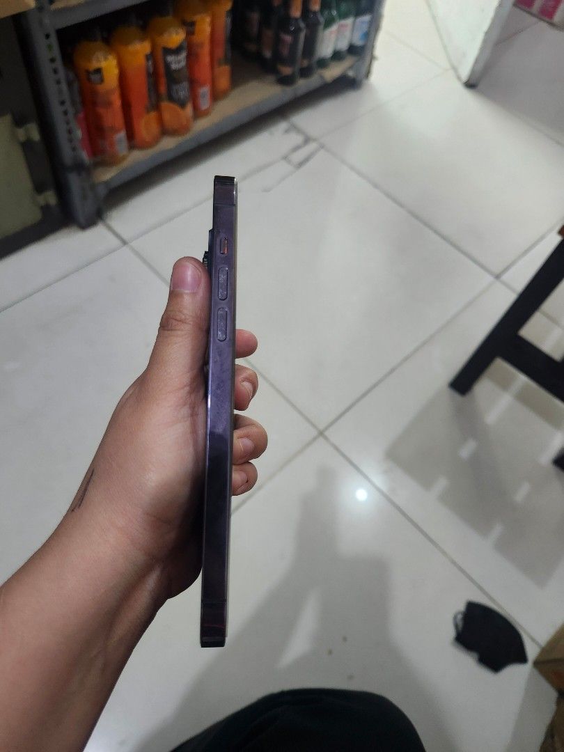IPHONE 14 PRO MAX 256 GB, PABASA PO DESCRIPTION (Category: iPhone 14 Series) located in Cavite. Submitted by leykixz (Listing ID 1463914112, Image 3). Description: IPHONE 14 Pro Max Price: 19 ,000 nego •Storage: 256gb •Color: Deep Purple • WiFi Used • iOS version 18.4.1 • Battery health: 88% • Face ID, True Tone, All Buttons are Working 100 % ISSUE: BAWAL UPDATE/ RESET. PALIT ANG MOTHERBOARD( Galing mismo sa iphone ang pinalit na motherboard) May