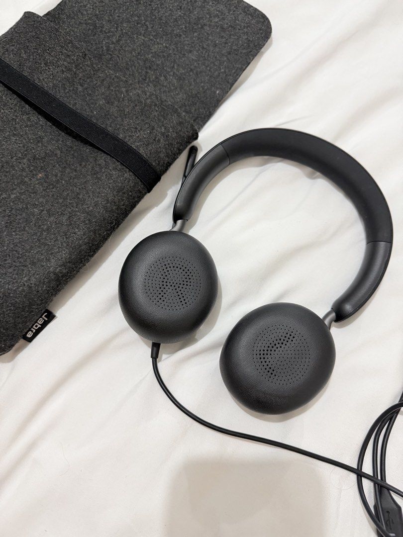 Jabra Evolve2 40 SE UC USB A Stereo Headset with Pouch (Category: Headphones & Headsets) located in Las Pinas. Submitted by declutterbymich (Listing ID 1463892350, Image 1). Description: - Jabra Evolve 20 Stereo Headset - Connects via USB A only (newer version comes with dual port) - Includes soft grey pouch for storage/transport - Ideal for both calls and music - Adjustable microphone boom - Comfortable padded earcups - Tested and confirmed work