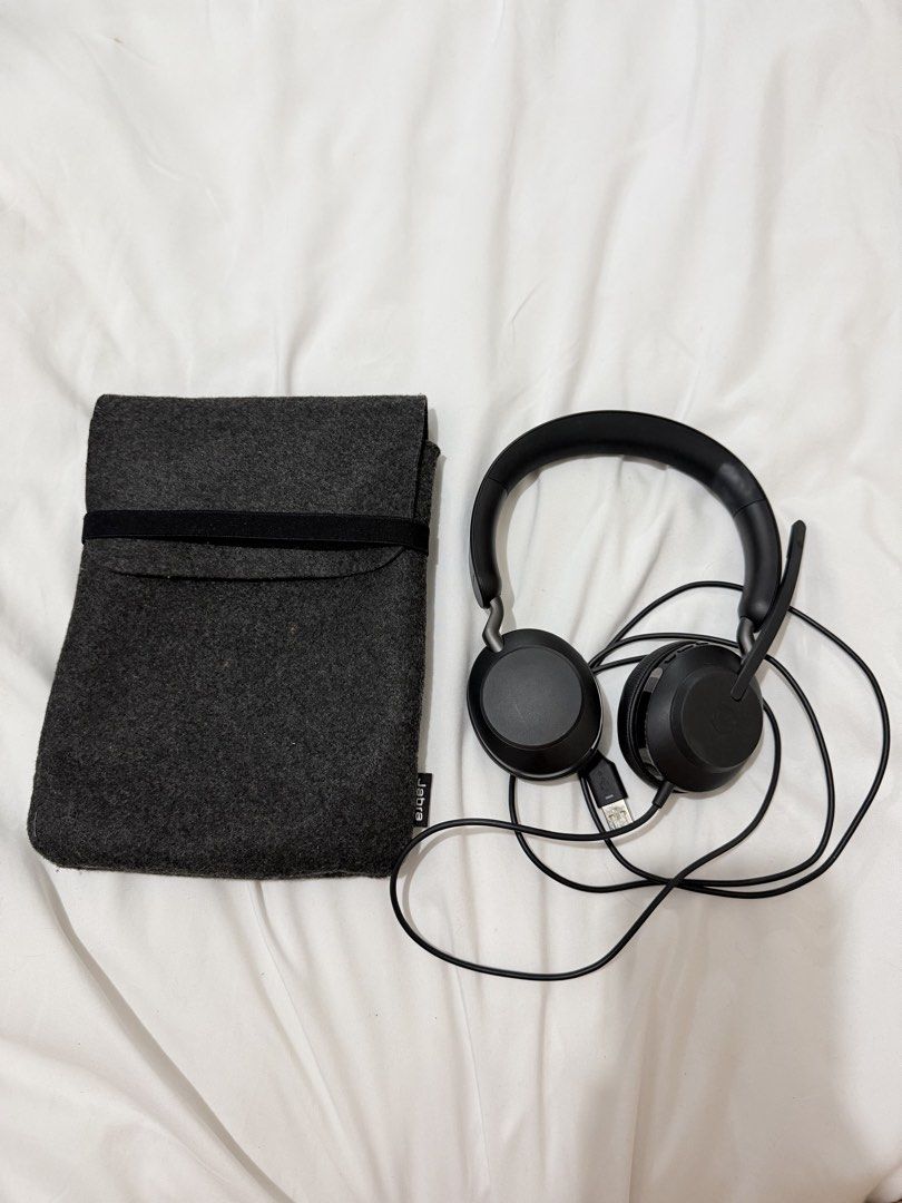 Jabra Evolve2 40 SE UC USB A Stereo Headset with Pouch (Category: Headphones & Headsets) located in Las Pinas. Submitted by declutterbymich (Listing ID 1463892350, Image 2). Description: - Jabra Evolve 20 Stereo Headset - Connects via USB A only (newer version comes with dual port) - Includes soft grey pouch for storage/transport - Ideal for both calls and music - Adjustable microphone boom - Comfortable padded earcups - Tested and confirmed work