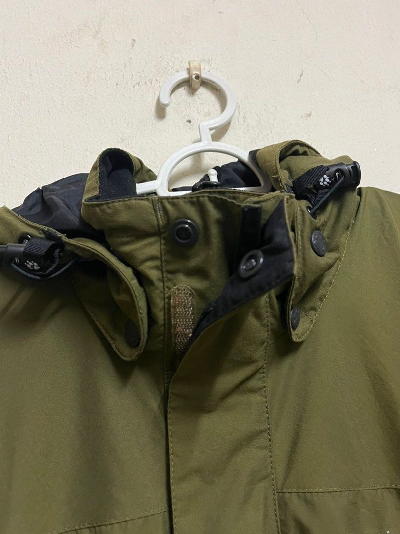 jacket (Category: Coats, Jackets and Outerwear) located in Taiping. Submitted by ming.li02 (Listing ID 1463849081, Image 3). Description: jacket hijau size besar sesuai hikking atau ride rujuk gambar harga nego.