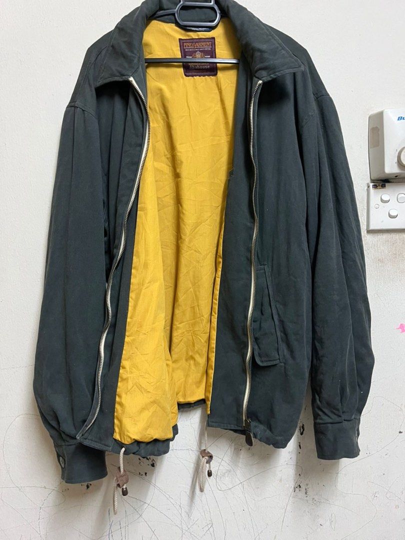 jacket (Category: Coats, Jackets and Outerwear) located in Taiping. Submitted by ming.li02 (Listing ID 1463849516, Image 3). Description: jacket kain selesa di pakai rujuk gambar keadaan baik harga nego.