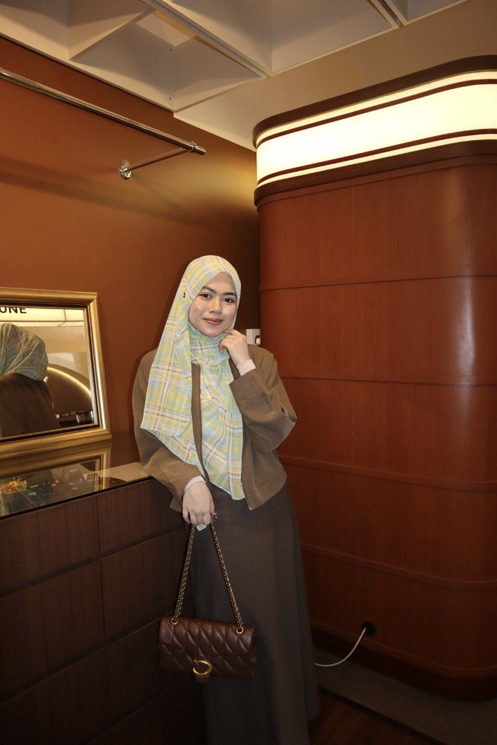 JACKET + SHAWL (Category: Sets or Coordinates) located in Semerah. Submitted by naufawrah (Listing ID 1463779751, Image 2). Description: SIZE FIT XS-M | 3 times wear | like new.