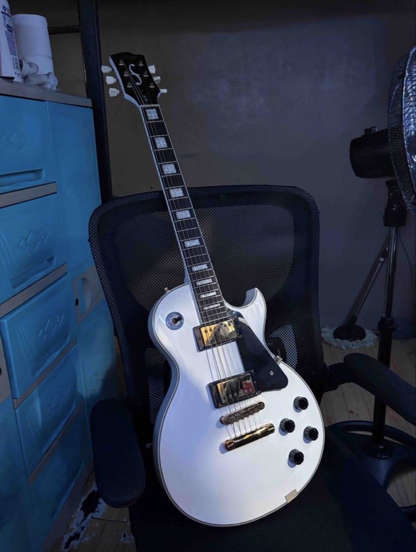JCraft SC-3V Les Paul Guitar (Category: Musical Instruments) located in Manila. Submitted by alltimelui89962 (Listing ID 1463879435, Image 1). Description: Small chip on the body. With padded bag. Rush sale only. 17k bnew I’m only selling for 9500.