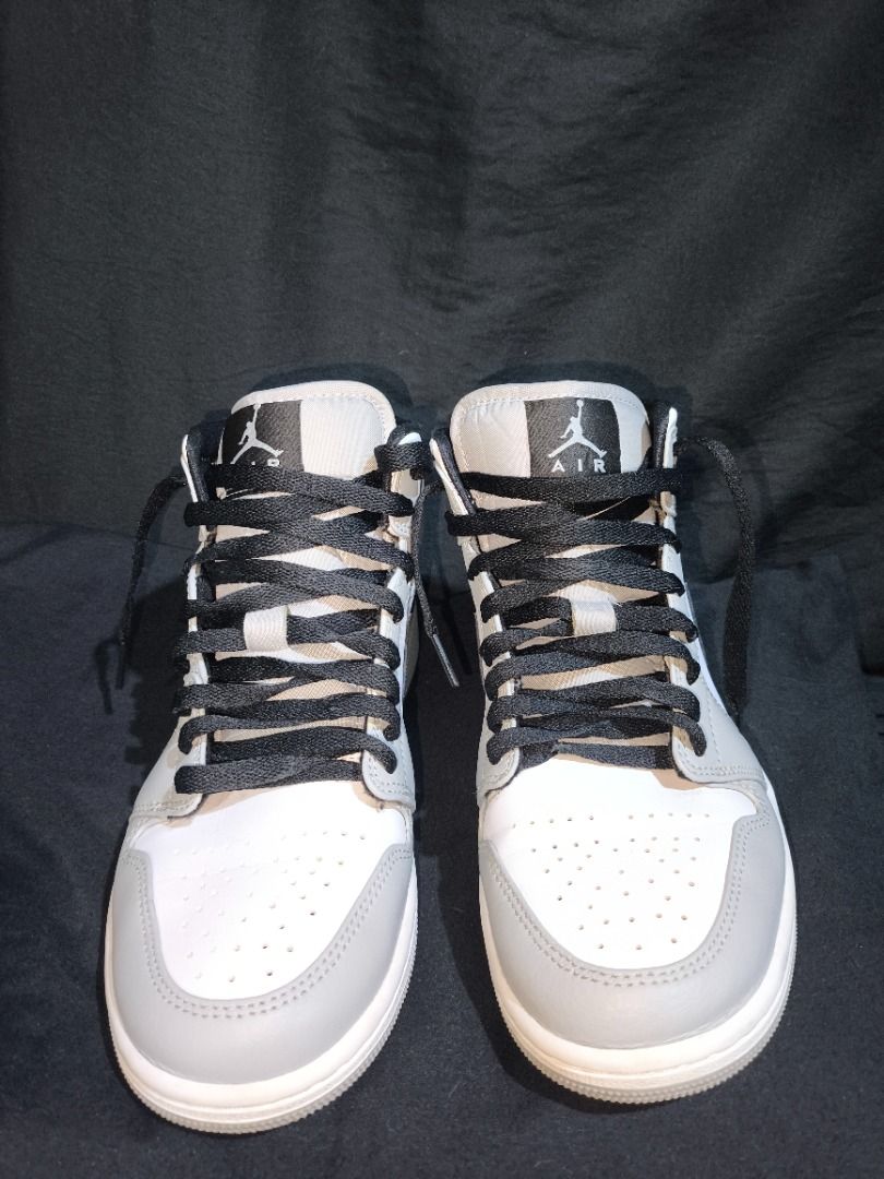 Jordan 1 Mid Smoke Grey Size 40 (Category: Sneakers) located in Manila. Submitted by weyvern28 (Listing ID 1463838113, Image 2). Description: - Brand: Jordan - Model: 1 Mid - Color: Smoke Grey - Size: 40 (Philippines) - Condition: Clean, well-maintained - Style: Classic Jordan 1 silhouette - Perfect for: Everyday wear, casual style - Don't miss out on this pair!.