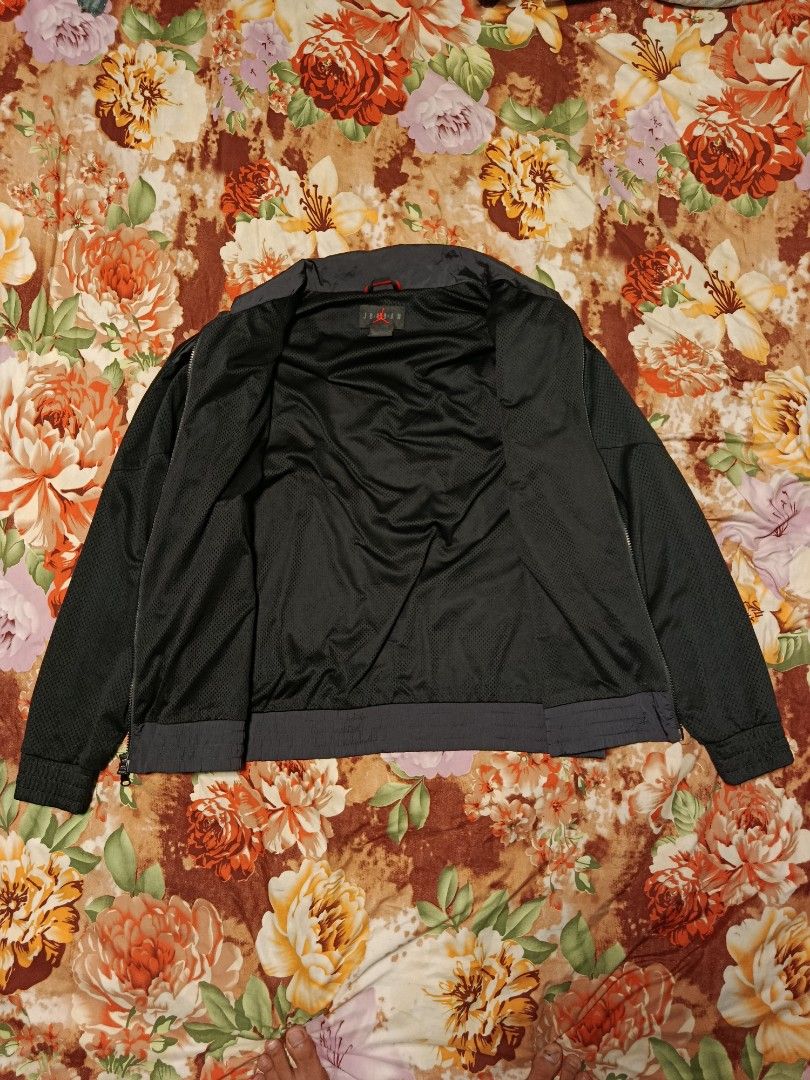 Jordan Diamond Windbreaker (Category: Coats, Jackets and Outerwear) located in Manila. Submitted by streetfinds02 (Listing ID 1463899183, Image 3). Description: Jordan windbreaker Diamond Size XL Dimes 26W x 27L Good as new Loc Baliuag Bulacan Vouch for safe 🙇 P1999 add shipped 🫶📩.