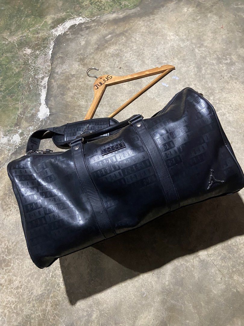 Jordan Duffle Leather Bag (Category: Sling Bags) located in San Fernando. Submitted by julz_tanz (Listing ID 1463898289, Image 2). Description: Jjordan Duffle Bag Leather Excellent Condition 9.9/10 Colorate No Issue / No Flaws Unli Vouch / Video Call For Safety Location : San Fernando Cebu Can Shipped Nationwide.