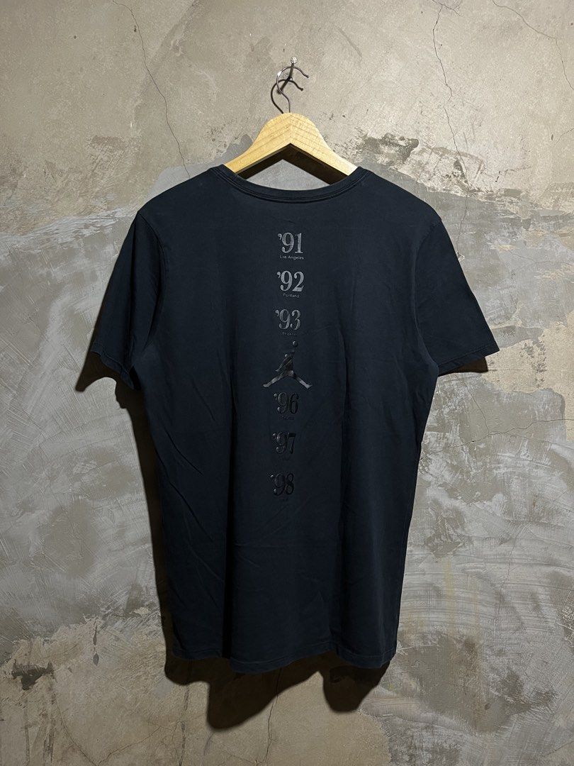 Jordan T-Shirt Size M (Category: Tshirts & Polo Shirts ) located in Manila. Submitted by rylthriftz12 (Listing ID 1463893445, Image 2). Description: - Grey Jordan T-shirt - Size: Medium (M) - Ideal for casual outings - Made in China.