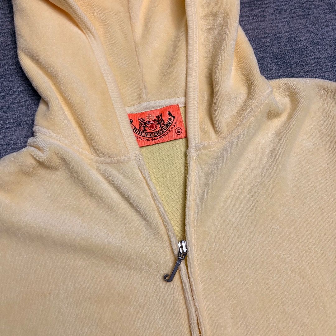 Juicy Couture Y2K Jacket (Category: Coats, Jackets and Outerwear) located in Calamba. Submitted by bermuda.ph (Listing ID 1463851836, Image 2). Description: Issue light stain.
