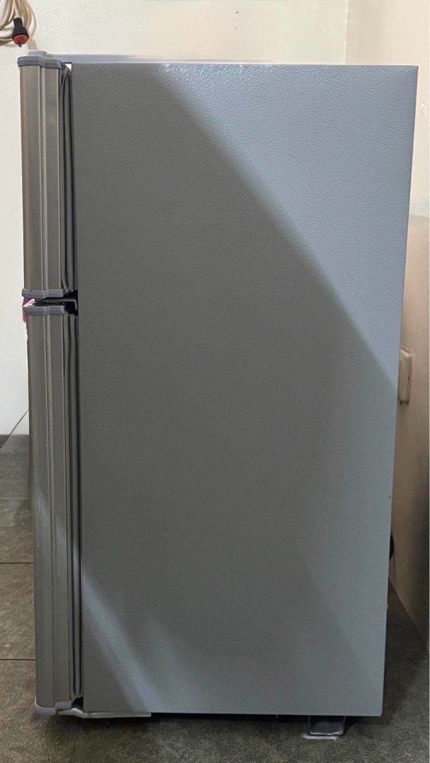 Kaisa Villa Refrigerator (Category: Refrigerators and Freezers) located in Manila. Submitted by msannejmnz (Listing ID 1463813409, Image 2). Description: Good as new, saglit lang ginamit, walang damage at malamig ang ref at freezer.