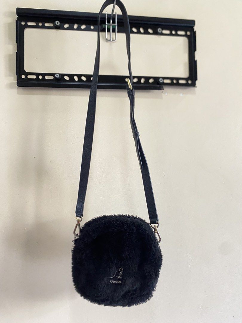 Kangol sling bag (Category: Cross-body Bags) located in Tumauini. Submitted by calmearth-bc99 (Listing ID 1463753572, Image 2). Description: Kangol sling bag.