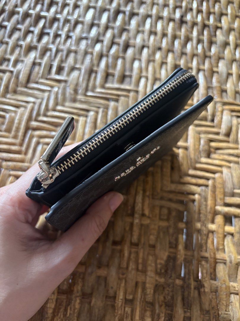 kate spade flower small L-zip wallet (Category: Wallets & Card holders) located in Cavite. Submitted by mylittlechicshop (Listing ID 1463802062, Image 2). Description: ‼️SALE‼️ ♠️ Flower Small L-Zip Wallet - Black ✅ 3650 nalang po kasi may minimal flaw (pls see actual pics hindi naman siya pansin din at sobra liit lang din niya kaya selling low) Black Light-Gold-Toned Hardware Material PVC Size & Fit L:4.92" H:3.8" Small Bi-Fold Wallet Signature 