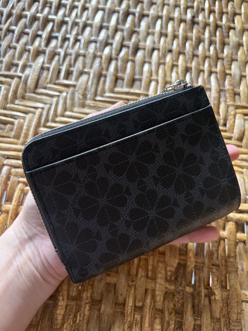 kate spade flower small L-zip wallet (Category: Wallets & Card holders) located in Cavite. Submitted by mylittlechicshop (Listing ID 1463802062, Image 3). Description: ‼️SALE‼️ ♠️ Flower Small L-Zip Wallet - Black ✅ 3650 nalang po kasi may minimal flaw (pls see actual pics hindi naman siya pansin din at sobra liit lang din niya kaya selling low) Black Light-Gold-Toned Hardware Material PVC Size & Fit L:4.92" H:3.8" Small Bi-Fold Wallet Signature 