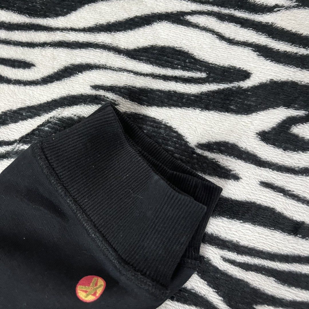 Kenzo all over print long sleeve (Category: Coats, Jackets and Outerwear) located in Manila. Submitted by royaldripmanila (Listing ID 1463865131, Image 3). Description: No issue W22 L27.