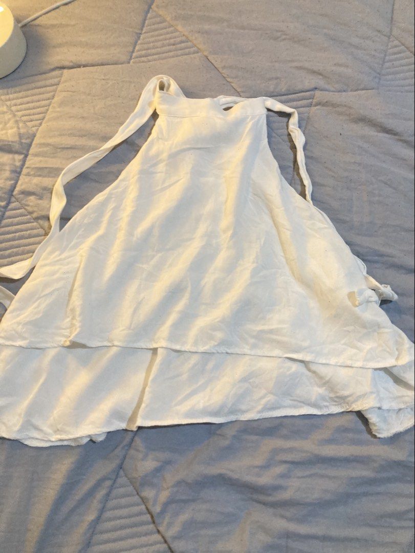 Keyhole Back Halter Neck Top (Category: Sleeveless) located in Quezon City. Submitted by jazminrosee (Listing ID 1463778442, Image 1). Description: •Free size •same day delivery.