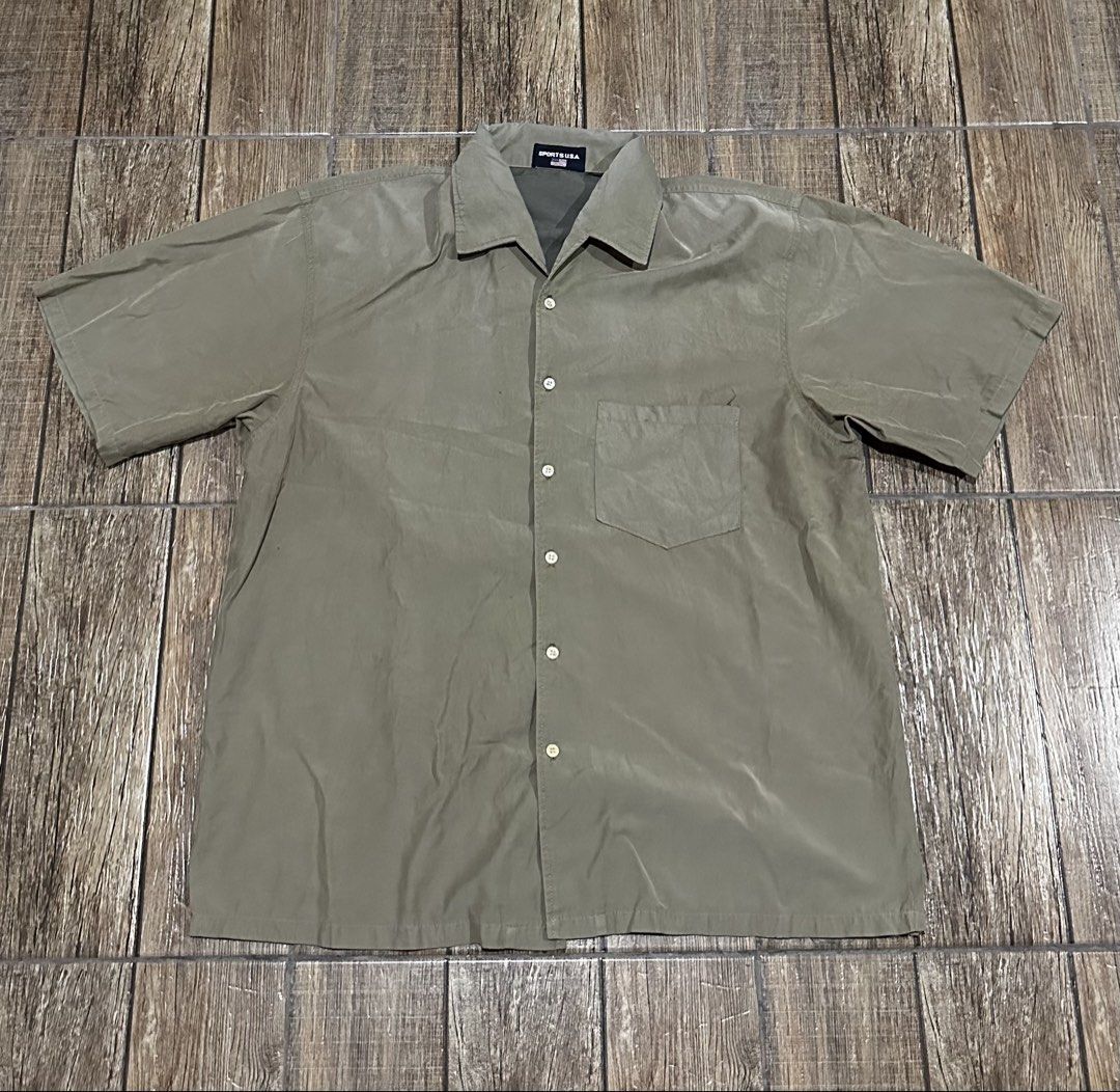 KHAKI POLO (Category: Tshirts & Polo Shirts ) located in Manila. Submitted by urban.vintage (Listing ID 1463891791, Image 1). Description: ISSUE: MINIMAL STAIN (NEED WASH) MOP :GCASH (NO COD) SHIP VIA: LALAMOVE & J&T LOCATION: PASIG CITY LENGTH: 27 WIDTH :23 .