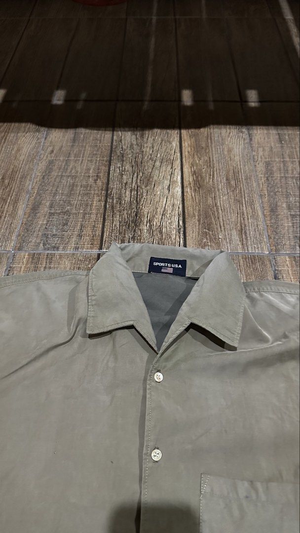 KHAKI POLO (Category: Tshirts & Polo Shirts ) located in Manila. Submitted by urban.vintage (Listing ID 1463891791, Image 2). Description: ISSUE: MINIMAL STAIN (NEED WASH) MOP :GCASH (NO COD) SHIP VIA: LALAMOVE & J&T LOCATION: PASIG CITY LENGTH: 27 WIDTH :23 .