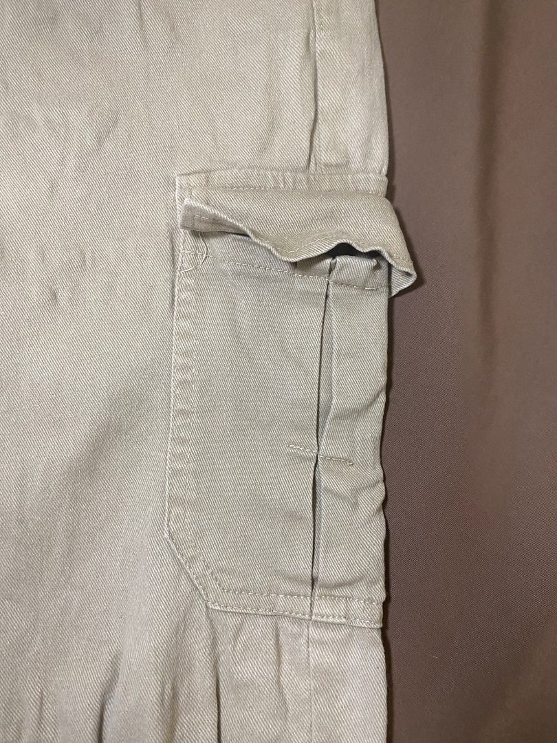 Khaki Twill Utility Cargo Jogger Pants (Category: Jeans) located in San Pablo. Submitted by kisha_santonia (Listing ID 1463869175, Image 2). Description: - Khaki cargo pants - Comfortable elastic waistband - Two side pockets - Two cargo pockets on legs - Cuffed ankles - Ideal for casual wear - Measurements available in photos.