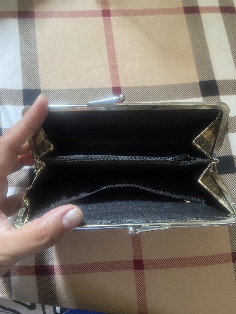 Kisslock snake (Category: Wallets & Card holders) located in Calamba. Submitted by mj_sotto22 (Listing ID 1463785524, Image 3). Description: Snake kisslock .