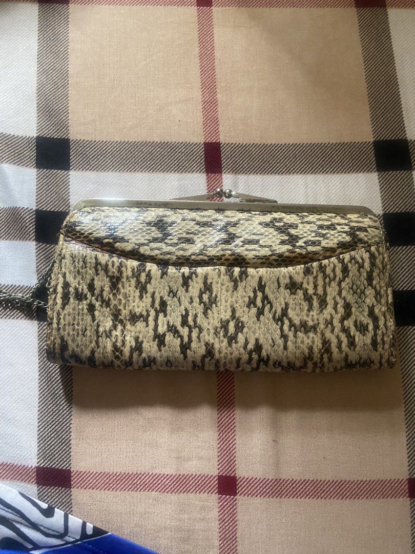 Kisslock snake (Category: Wallets & Card holders) located in Calamba. Submitted by mj_sotto22 (Listing ID 1463785524, Image 2). Description: Snake kisslock .