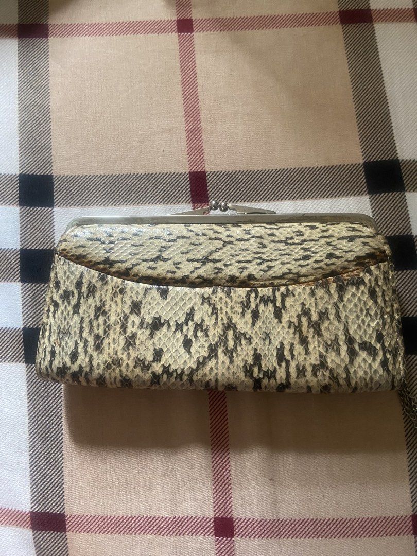 Kisslock snake (Category: Wallets & Card holders) located in Calamba. Submitted by mj_sotto22 (Listing ID 1463785524, Image 1). Description: Snake kisslock .