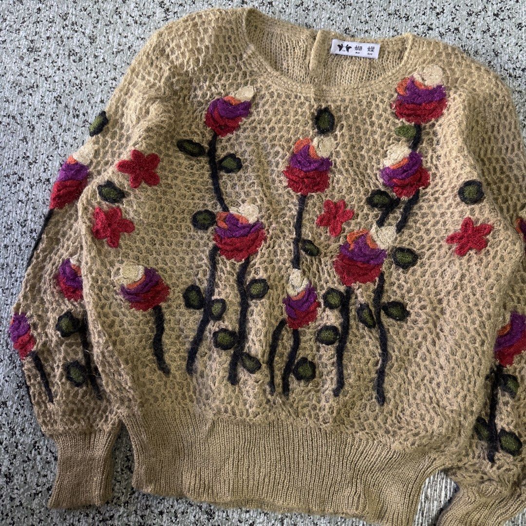Knited Sweater (Category: Coats, Jackets and Outerwear) located in Baguio. Submitted by secondoption.ph (Listing ID 1463938120, Image 3). Description: Size medium Length 24 Width 22.5.
