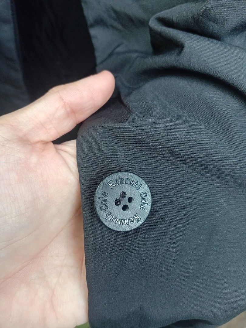 LAST PRICE! DECLUTTERING Kenneth Cole Small Black Jacket (Category: Coats, Jackets and Outerwear) located in Makati City. Submitted by ellavee_you (Listing ID 1463801553, Image 3). Description: may sira yung lining sa loob pero perfect pa din sa labas. hence, selling low. mukang waterproof. parang pwede ilaban sa winter wonderland send offer! ❤️.