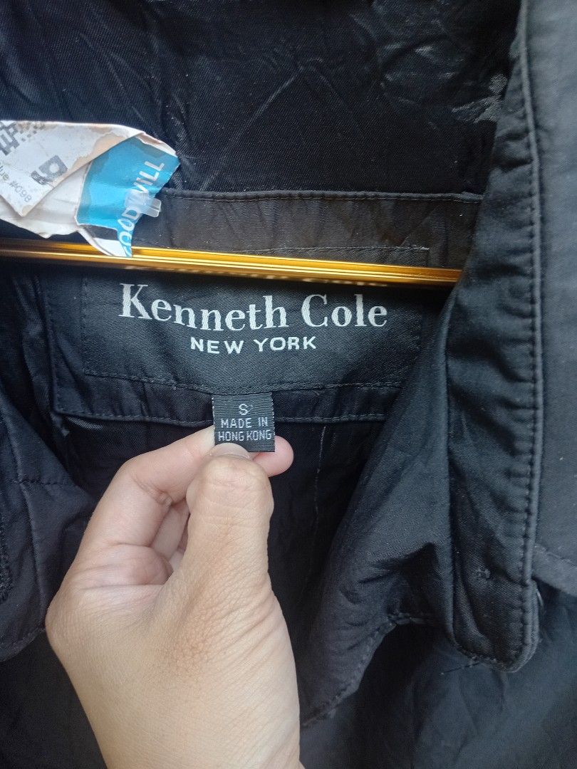 LAST PRICE! DECLUTTERING Kenneth Cole Small Black Jacket (Category: Coats, Jackets and Outerwear) located in Makati City. Submitted by ellavee_you (Listing ID 1463801553, Image 2). Description: may sira yung lining sa loob pero perfect pa din sa labas. hence, selling low. mukang waterproof. parang pwede ilaban sa winter wonderland send offer! ❤️.