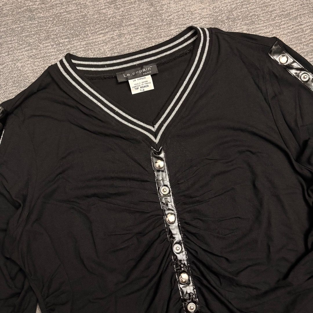 Le Copain Paris V-neckline decorative buttoned placket (Category: Longsleeves) located in Calamba. Submitted by bermuda.ph (Listing ID 1463856787, Image 2). Description: .